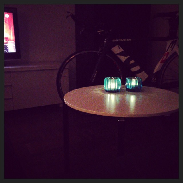 Tycker mer om att titta på snyggingen till höger än tv:n när jag slappar i soffan så här på söndagskvällen! Tända ljus och allt! Vilket söndagsmys! #vilket#söndagsmys#jag har#tända#ljus#tv#triathlon#cervélo#p3