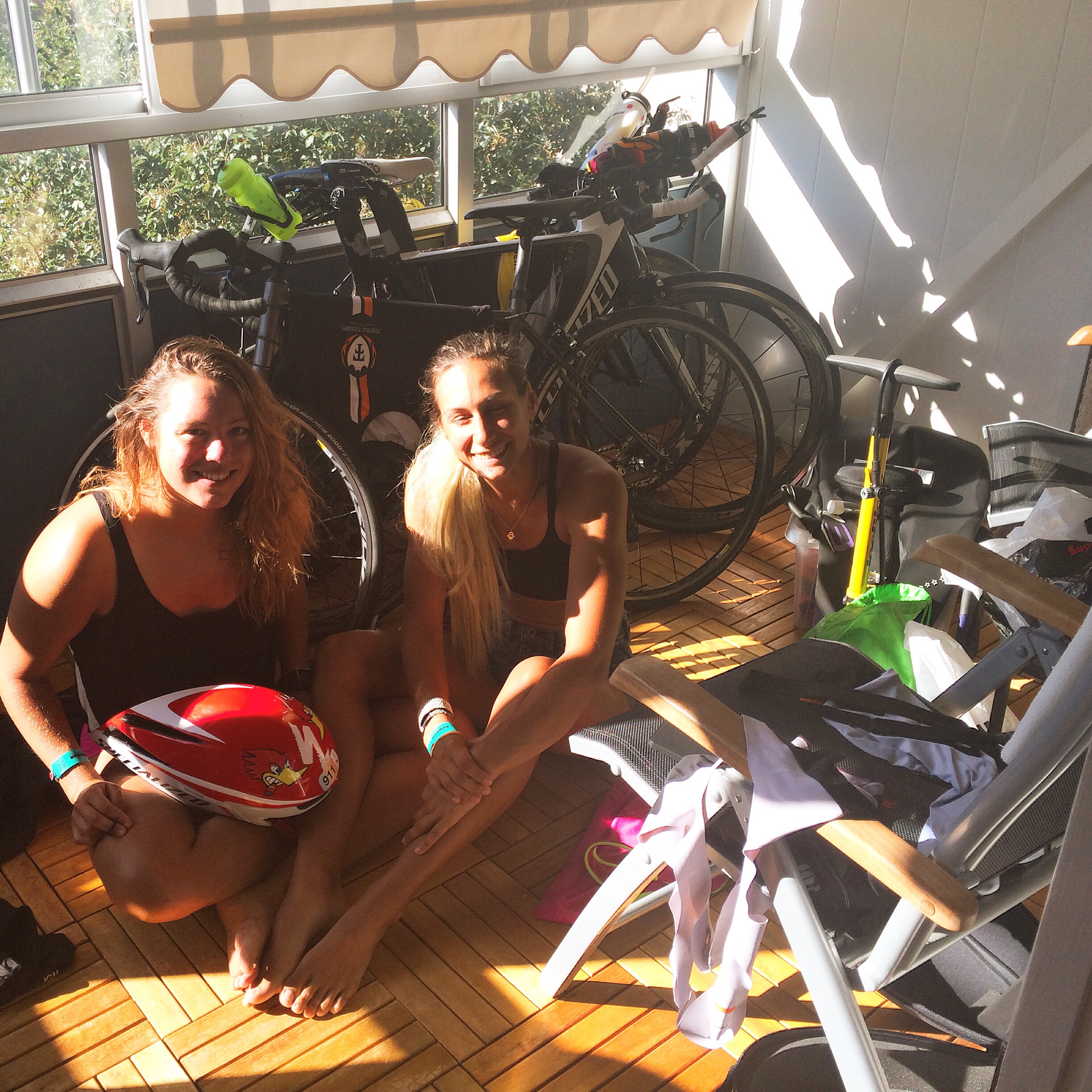 Anna och Sue laddar för race!